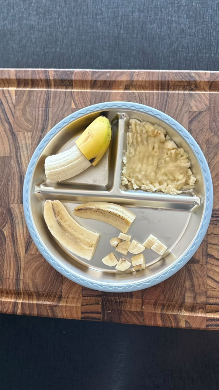 Pratinho real com banana em diferentes cortes para o bebê